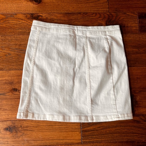 Free People white size 10 white denim mini skirt EUC - Picture 4 of 15
